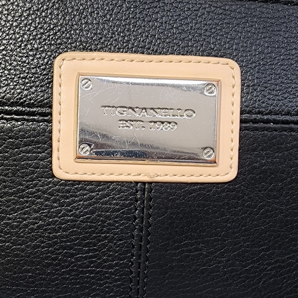 Tignanello Black and Tan Pebbled Leather Wristlet EUC - Picture 6 of 17